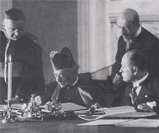 Petrus Gasparri, pontificis secretarius et cardinalis et Benitus Mussolini die undecimo mensis Februarii a. 1929 pactiones Latranenses subsignarunt